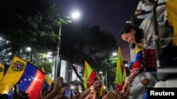 Edmundo Gonzalez, candidato da oposição à presidência da Venezuela, e Maria Corina Machado, líder da oposição, fazem campanha em Caracas. Fotografia de arquivo