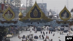Cư dân ở ngoại ô Bangkok, Thái Lan di chuyển trong nước lụt
