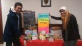 Juara Elyas Tampubolon (kiri) dan Dedeh Thowiyah (kanan) pencetus proyek "Buku Terbang" di AS (dok: Buku Terbang)