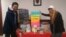 Juara Elyas Tampubolon (kiri) dan Dedeh Thowiyah (kanan) pencetus proyek "Buku Terbang" di AS (dok: Buku Terbang)