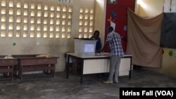 Un Gabonais vote dans une école lors de l'élection présidentielle, à Libreville, le 29 août 2016. (VOA/Idriss Fall)