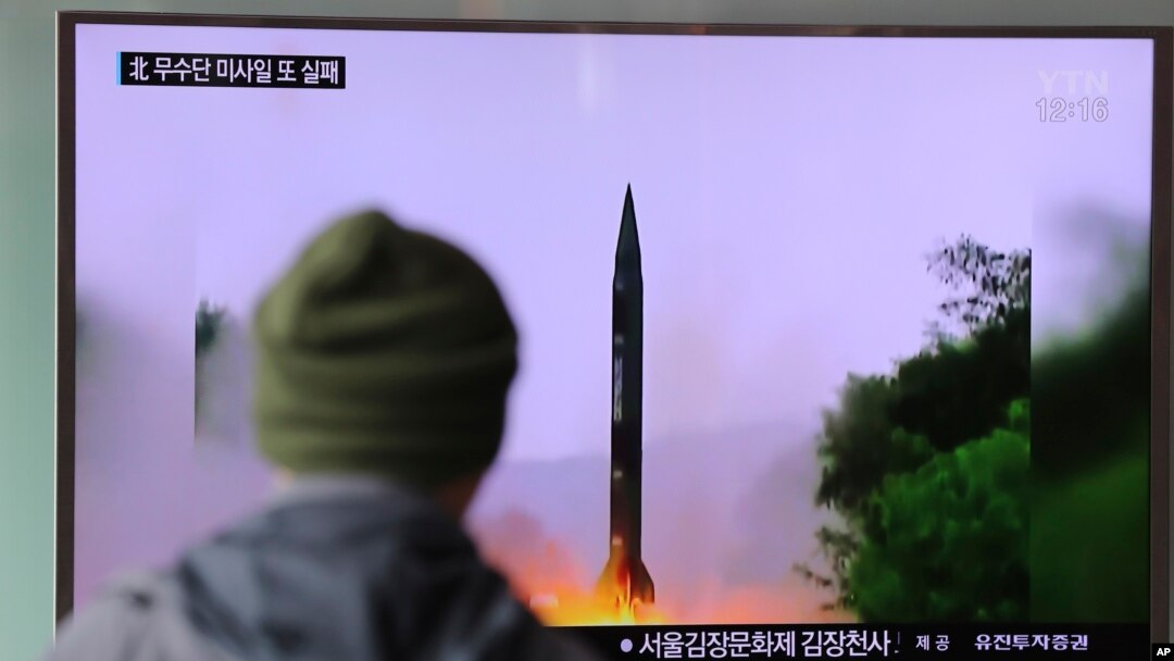 Seorang pria di sebuah stasiun kereta di Seoul, Korea Selatan, menonton berita di televisi mengenai peluncuran misil Korea Utara Kamis pagi (20/10).