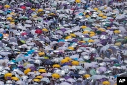 Pilgrims use umbrellas to shield themselves from the sun as they gather outside Nimrah Mosque to offer noon prayers in Arafat, during the annual Hajj, near Mecca, Saudi Arabia, June 15, 2024.