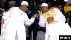 Le président sénégalais Macky Sall, à gauche, s'adresse à son homologue gambien Adama Barrow, cérémonie de prestation de serment de M. Barrow au stade de l'indépendance, à Bakau, en Gambie, 18 février 2017. 