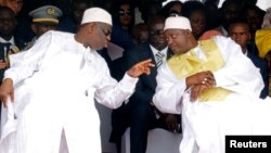 Le président sénégalais Macky Sall, à gauche, s'adresse au président gambien Adama Barrow lors de la cérémonie de prestation de serment de Barrow au stade de l'indépendance, à Bakau, en Gambie, 18 février 2017. 