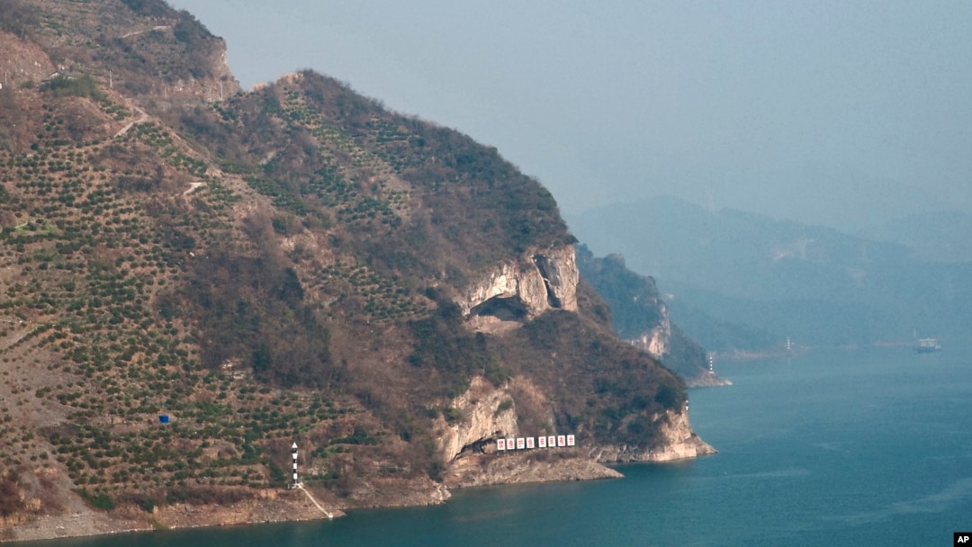 ARCHIVO - En esta imagen, tomada el 20 de enero de 2025 y proporcionada por Guo Qingshan, vista de la "montaña cachorro", que se hizo viral en China, en la ciudad de Yichang, en la provincia de Hubei, en el centro de China.
