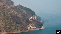 ARCHIVO - En esta imagen, tomada el 20 de enero de 2025 y proporcionada por Guo Qingshan, vista de la "montaña cachorro", que se hizo viral en China, en la ciudad de Yichang, en la provincia de Hubei, en el centro de China.