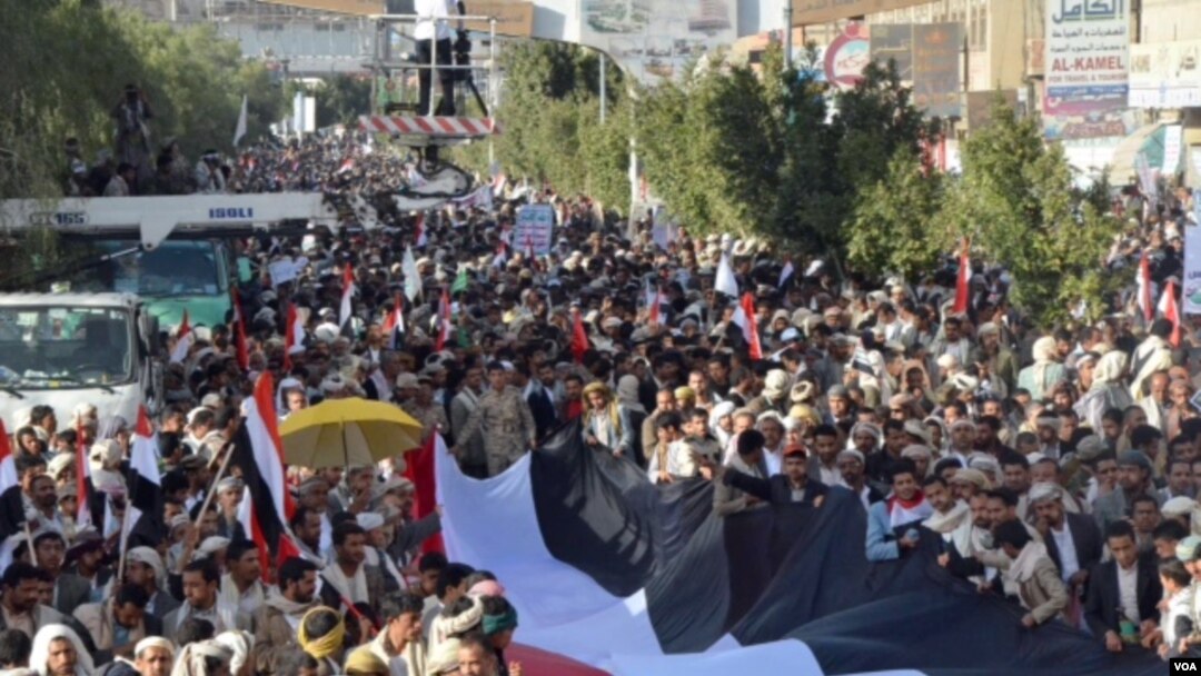Ribuan orang protes menentang Houthis di Sana'a, Yaman, 11 Februari 2015. (Foto: Z. al-Alyaa for VOA)