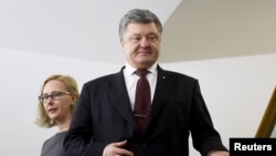 Presiden Ukraina Petro Poroshenko (kanan) berkunjung ke Parlemen Finlandia didampingi Ketua Parlemen Finlandia Maria Lohela di Helsinki (24/1). 