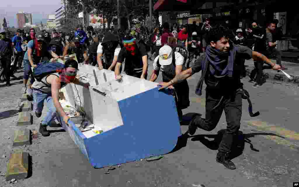 Los manifestantes desafiaron un decreto de emergencia y se enfrentaron a la policía en la capital de Chile el lunes. continuos disturbios que dejaron al menos 11 muertos y llevaron al presidente a decir que el país está &quot;en guerra&quot;.&nbsp;&nbsp;(AP Photo / Miguel Arenas).