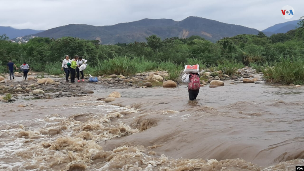 ​A pesar de la prohibición y la presencia de oficiales colombianos, otras personas cruzaron hacia Venezuela. (Foto: Hugo Echeverry)