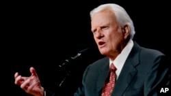 El reverendo Billy Graham predica en Oklahoma City, Oklahoma. Jueves 12 de junio de 2003. (AP Photo/Sue Ogrocki)