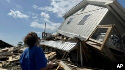 Laurie Lilliott inspecciona lo que queda de su casa después de que el huracán Helene pasara por el área de Dekle Beach, Florida, en el condado rural de Taylor el viernes 27 de septiembre de 2024.