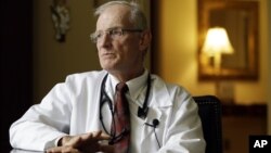 El Dr. Robert Latham, jefe de Medicina del hospital Saint Thomas en Nashville, Tennessee ha dicho que todavía se pueden esperar más casos de meningitis.