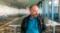 Timothy Ray Brown, trong bức ảnh chụp ngày 4/3/2019 ở Seattle, là người đầu tiên được chữa khỏi HIV cách đây hơn 1 thập kỷ. Các nhà nghiên cứu đang ghi nhận một bệnh nhân thứ 2 đã sống được 18 tháng sau khi ngừng dùng thuốc đặc trị HIV.