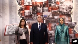 Mantan Wapres AS Mike Pence (tengah) bersama istrinya Karen Pence (kiri), dan pemimpin Mujahidin Rakyat Iran Maryam Rajavi mengunjungi markas oposisi Iran di Albania, Kamis, 23 Juni 2022. (AP Photo/Franc Zhurda)