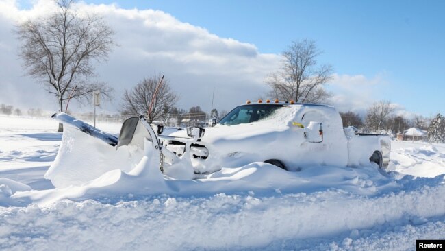 Vozilo za čišćenje snega zaglavljeno na drumu nakon što je snežna oluja pogodila regiona Bafala, 25. decembra 2022.