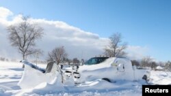 Una barredora de nieve atrapara por la tormenta invernal en Búfalo, Nueva York, el 24 de diciembre de 2022.