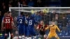 Dan Gosling de Bournemouth, deuxième à droite, marque le but d'ouverture de son équipe lors du match de football de Premier League anglaise entre Chelsea et Bournemouth, à Stamford Bridge à Londres, samedi, décembre. 14, 2019. (Photo AP / Ian Walton)