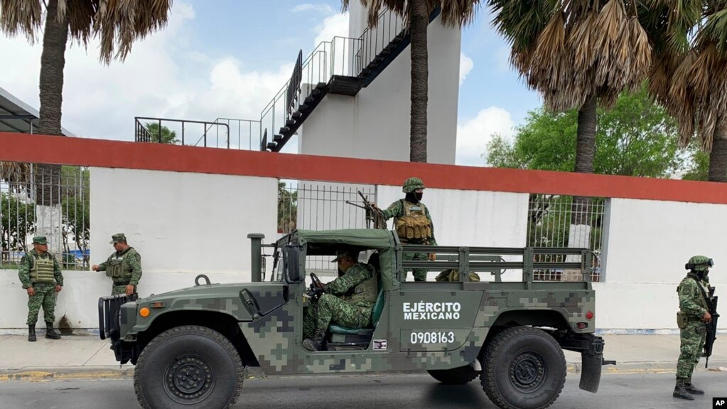 墨西哥军人在北部边境城市马塔莫罗斯准备寻找被绑架的四名美国人。（2023年3月6日）(photo:VOA)