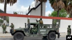 墨西哥军人在北部边境城市马塔莫罗斯准备寻找被绑架的四名美国人。（2023年3月6日）