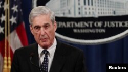 Jaksa Khusus Robert Mueller berbicara di kantor Departemen Kehakiman AS hari Rabu (29/5). 