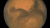 Esta imagen del 26 de agosto de 2003 proporcionada por la NASA muestra a Marte alineado con el Sol y la Tierra. Un nuevo estudio sugiere que el agua en Marte puede estar más extendida y ser más reciente de lo que se pensaba inicialmente.