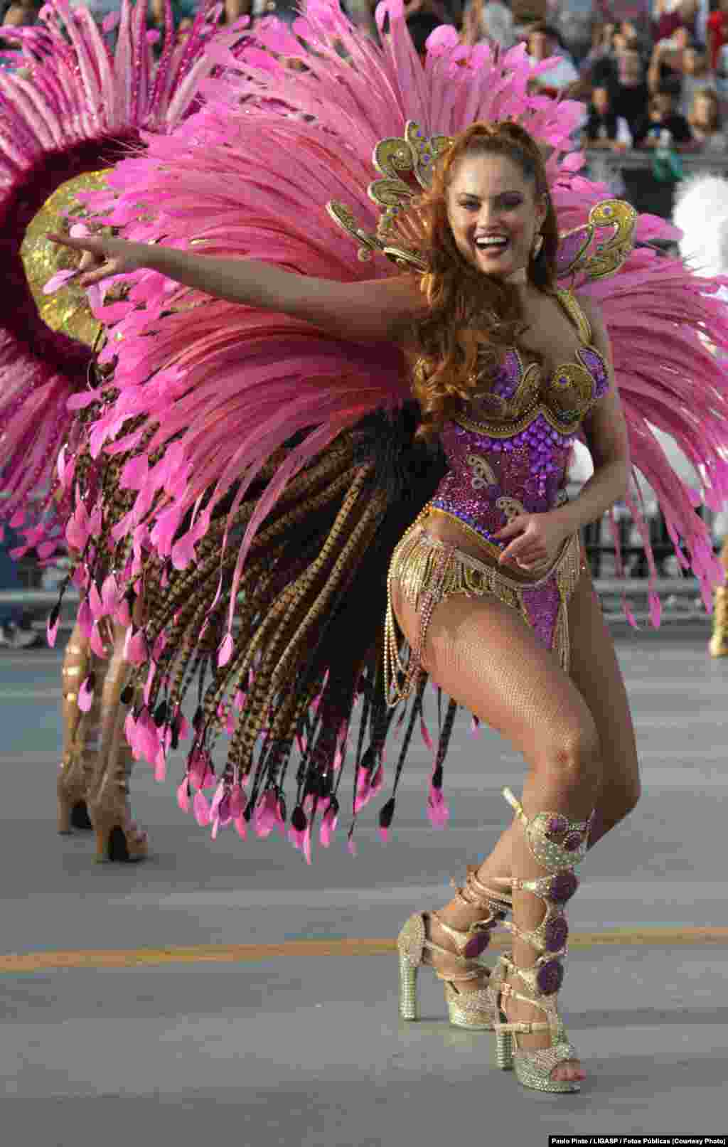 Desfile da Rosa de Ouro, 2º dia dos desfiles das escolas de samba do Grupo Especial, no sambódromo do Anhembi. 