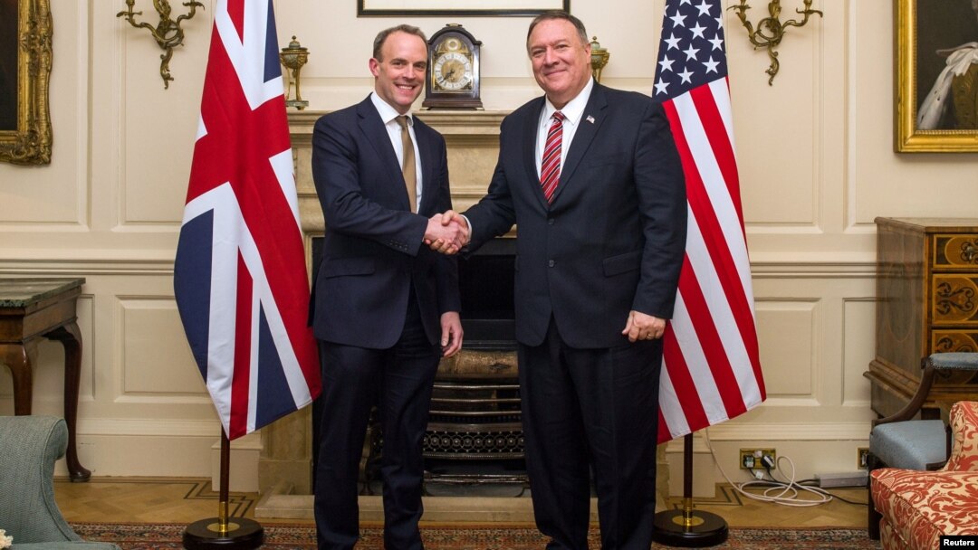 Sekretari amerikan i Shtetit Mike Pompeo duke shtrënguar duart me Sekretarin e Jashtëm britanik Dominic Raab