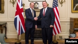 El jefe de la diplomacia estadounidense, Mike Pompeo (der.), hace escala en la capital británica el miércoles 29 de enero. En la foto, Pompeo con el canciller británico Dominic Raab.