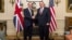 El jefe de la diplomacia estadounidense, Mike Pompeo (der.), hace escala en la capital británica el miércoles 29 de enero. En la foto, Pompeo con el canciller británico Dominic Raab.