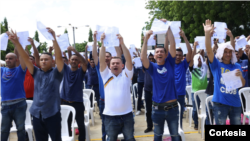 ARCHIVO - Un grupo de reos comunes festeja su excarcelación en Managua, Nicaragua, el 12 de septiembre de 2024. 