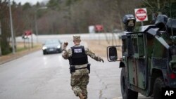 미국 주방위군 소속 군인이 뉴욕방향으로 향하는 차량들을 안내하고 있다.