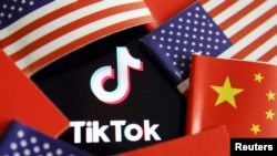 Las banderas de China y EE.UU. son vistas cerca de un logo de TikTok en esta foto de ilustración tomada el 16 de julio de 2020.