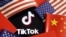 Las banderas de China y EE.UU. son vistas cerca de un logo de TikTok en esta foto de ilustración tomada el 16 de julio de 2020.