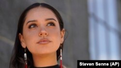 Samantha Maltais, dari New Bedford, Mass., seorang mahasiswa Hukum Harvard yang masuk, Selasa, 25 Mei 2021, di New Bedford. (Foto: AP/Steven Senne)