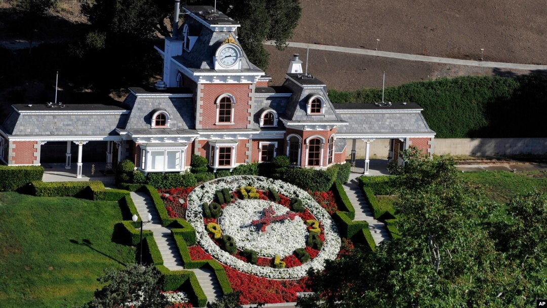En 1987, el cantante Michael Jackson adquirió el rancho por la suma de $19,5 millones de dólares y la bautizó como ‘Neverland’.