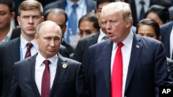 Tổng thống Nga Vladimir Putin (trái) và Tổng thống Mỹ Donald Trump tại hội nghị APEC ở Đà Nẵng vào tháng 11/2017.