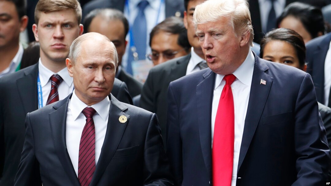 Президент США Дональд Трамп и президент России Владимир Путин во время съемки группового фото на саммите АТЭС в городе Дананг, Вьетнам. 11 ноября 2017 г.