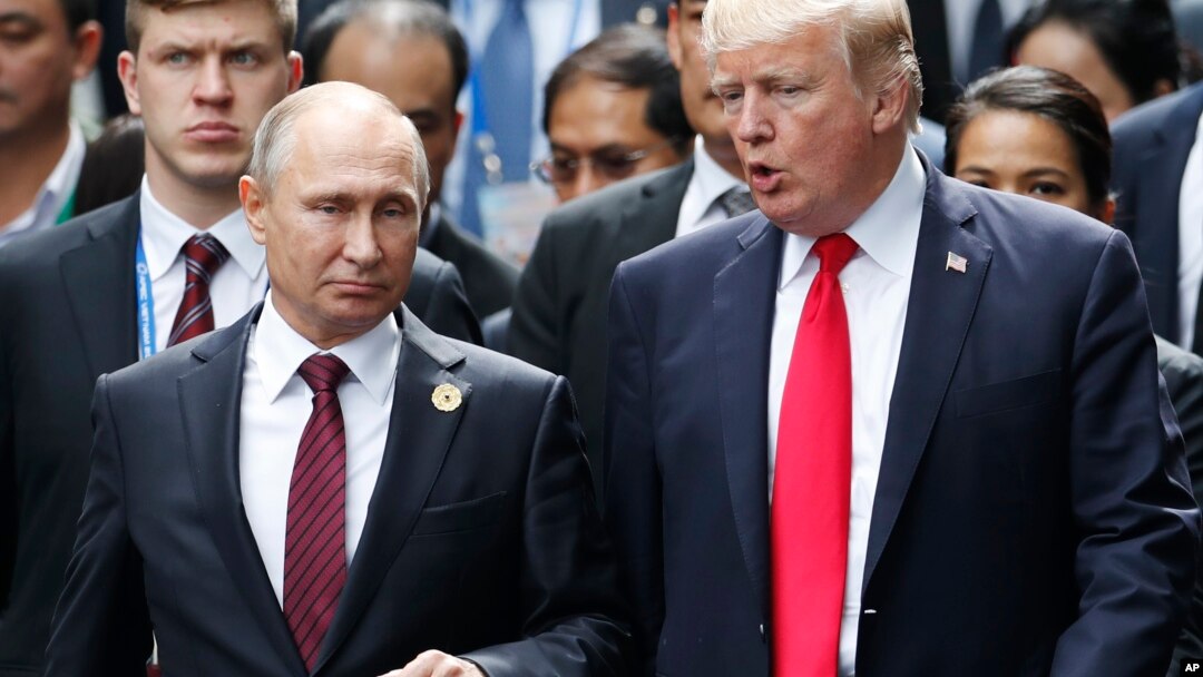 Predsednici SAD i Rusije, Donald Tramp i Vladimir Putin na samitu APEK-a u Vijetnamu, 11. novembar 2017.