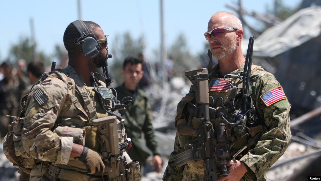 Amerika kuchlari Turkiya havo hujumiga uchragan kurdlar harakati bosh qarorgohida, 25-aprel, 2017-yil.