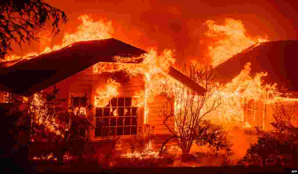 Una casa arde durante el incendio de Eaton en el área de Altadena del condado de Los Ángeles, California, el 8 de enero de 2025.