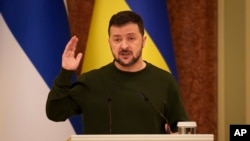 Presiden Ukraina Volodymyr Zelenskyy memberi isyarat saat konferensi pers dengan Presiden Finlandia Alexander Stubb, di Kyiv, Ukraina, Rabu, 3 April 2024. (Foto: AP)