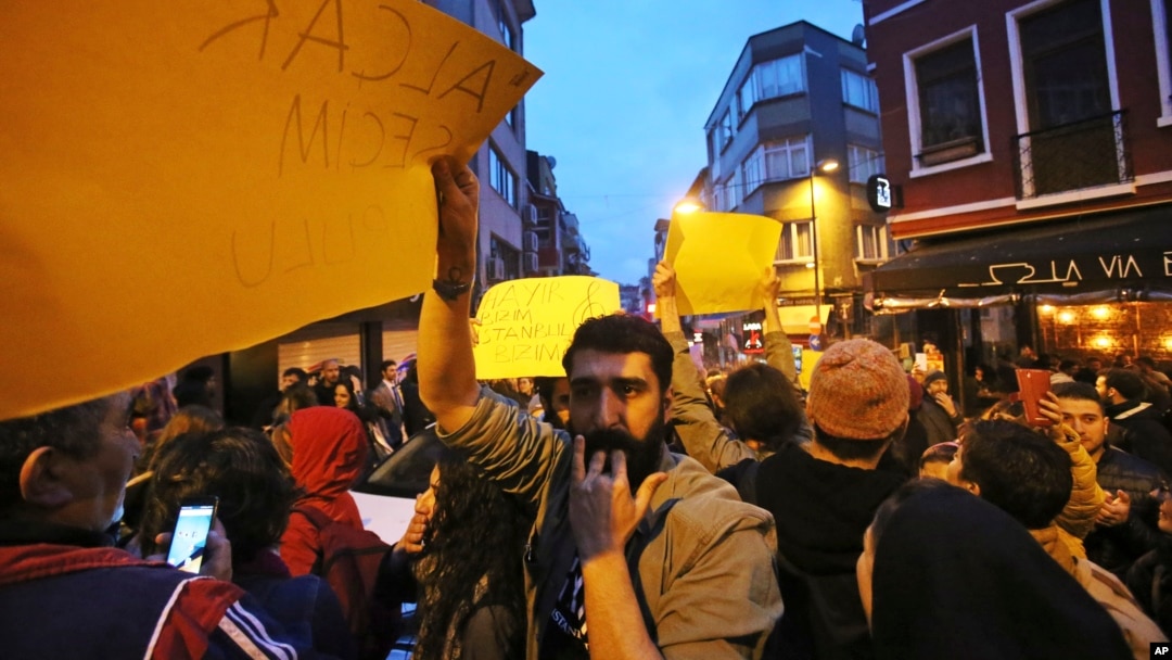 Supporters of the "No" vote protest against the referendum outcome in Istanbul, April 17, 2017. 