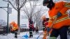 Trabajadores despejan la nieve en una calle en Beijing, el lunes 11 de diciembre de 2023. La nieve caída en buena parte del norte de China provocó cortes de carretera, clases suspendidas y cancelaciones de trenes el lunes. [Foto: AP]