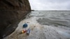Plastične flaše i omotači od hrane na obali jezera Marin na severozapadu Engleske, 22. aprilla 2024.