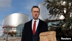 Pemimpin oposisi Rusia Alexei Navalny meninggalkan pengadilan HAM Eropa setelah meghadiri kasusny di Strasbourg, Perancis, 24 Januari 2018.