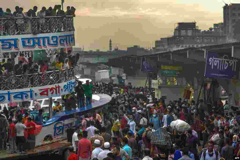 Kerumunan massa&nbsp;bersiap naik feri setelah pemerintah melonggarkan pembatasan terkait COVID-19 menjelang perayaan hari raya Idul Adha di Dhaka, Bangladesh, Senin 19 Juli 2021. (Foto: Munir Uz zaman / AFP )