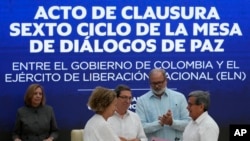 ARCHIVO - La representante del gobierno colombiano Vera Grabe, izquierda, y el comandante colombiano del grupo guerrillero ELN, Pablo Beltrán, intercambian su acuerdo firmado de extensión del alto el fuego en La Habana, Cuba, el 6 de febrero de 2024. 
