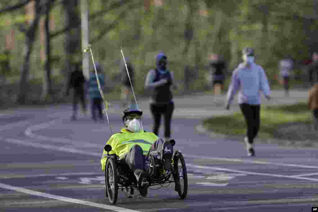 Nueva York: Varias personas usan el tapa bocas mientras realizan ejercicios en Central Park. La ciudad conocida también como la Gran Manzana, ha sido el epicentro del mayor brote del virus en Estados Unidos.